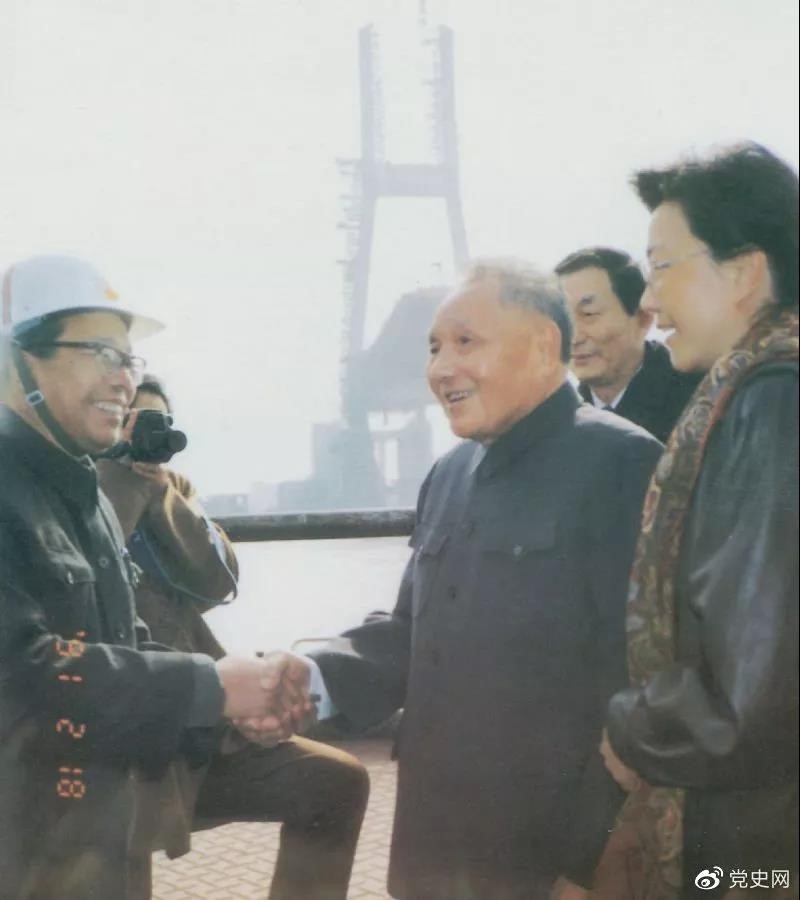 1991年2月18日，邓小平视察上海南浦大桥工地时同大桥工程设计人员握手。